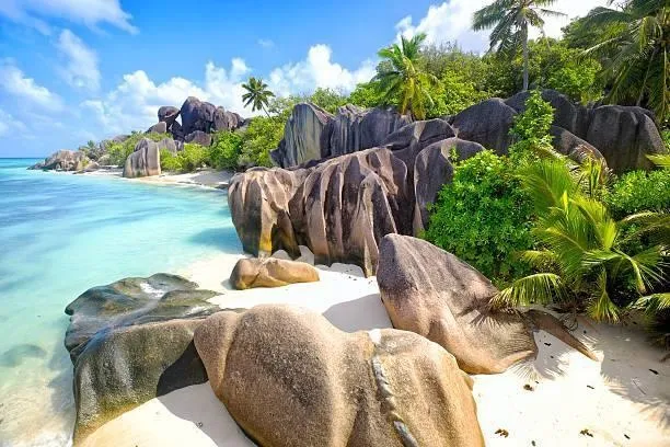 Светлый песчаный пляж и гранитные скалы у прозрачной воды